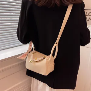 Sac à bandoulière crème texture litchi avec boucle dorée et foulard en soie