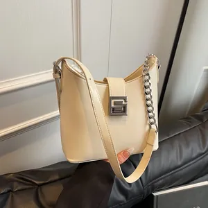 Borsa Sottobraccio da Donna Minimalista in Pelle PU Moda con Catena e Fibbia in Metallo Borsa a Secchiello Hobo a Mezzaluna