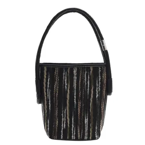Minimalistische Tweed-Eimertasche in Schwarz mit vertikalen Streifen und Ledergriff