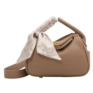 Sac bandoulière beige en cuir avec poignée foulard en soie et finitions dorées