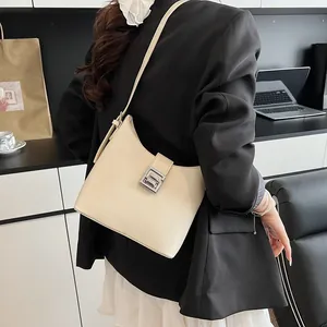Borsa a secchiello minimalista bianco crema con fibbia argento e tracolla regolabile