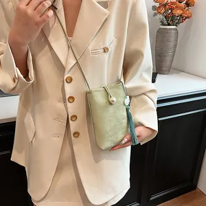 Sac bandoulière pour téléphone vert menthe avec bouton perle et pompon décoratif chic
