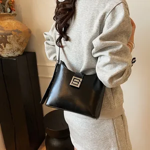 Borsa a secchiello minimalista in pelle nera con fibbia argentata sulla spalla