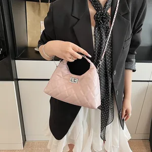 Sac bandoulière matelassé rose clair élégant avec chaîne et fermoir rotatif argenté