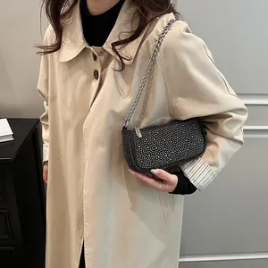 Sac bandoulière vintage à rivets avec strass argentés et bandoulière chaîne métal