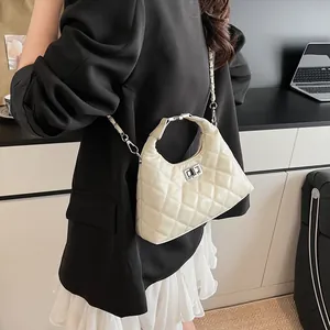 Sac bandoulière crème matelassé avec fermoir rotatif argenté et bandoulière chaîne