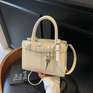 Sac à Épaule en Cuir PU pour Femmes Petit Sac à Main Carré avec Boucle et Pendentif Clé Mode Commute pour Dame
