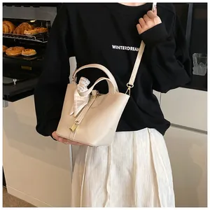 Schicke beige Beuteltasche mit Kieselleder-Struktur und dekorativem Seidenschal