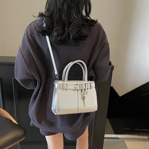 Sac sous le bras argenté métallisé avec boucle de ceinture et breloque clé stylé