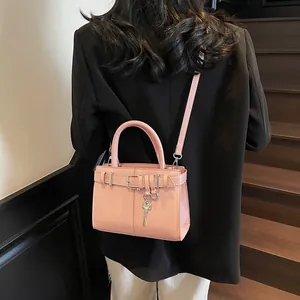 Sac à main sous le bras en cuir rose avec boucle et pendentif clé pour un trajet quotidien stylé