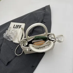 Sac sous le bras blanc minimaliste avec poignées et bandoulière réglable