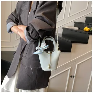 Hellblaue Beuteltasche mit Litschi-Muster, Seidenschal und goldenem Vorhängeschloss