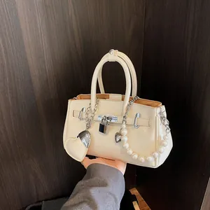 Fashion Women PU Leather Handbag Heart Pendant Artificial Pearl Chain Crossbody Bag Vintage Metal Lock Small Square Shoulder Bag Party Everyday Tote