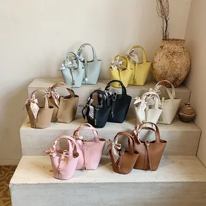 Bucket Bag aus Leder mit Litschimuster, Seidentuchgriff und Metall-Vorhängeschloss