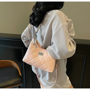 Détail du sac en cuir verni matelassé rose avec fermoir argenté et bandoulière