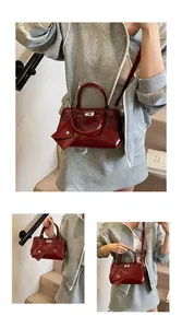Détail du mini sac verni bordeaux avec fermoir argenté et petit porte-monnaie