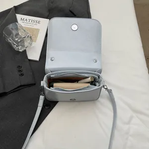 Sac à main carré bleu clair minimaliste avec bandoulière et compartiments intérieurs