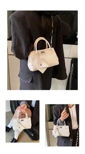 Détail du sac à main crème brillant avec mini porte-monnaie triangle et fermoir métallique