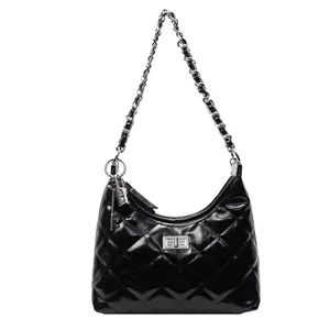 Sac hobo noir matelassé avec bandoulière chaîne argentée et fini brillant