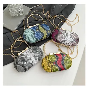 Détails de quatre sacs de soirée serpent colorés avec poignées et chaînes dorées