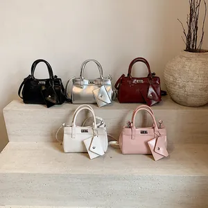 Ensemble de sacs à bandoulière carrés en cinq couleurs avec finition brillante chic