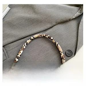 Détail de la texture serpent sur la poignée confortable du sac à main chic
