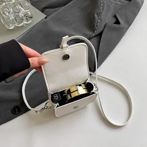 Detailansicht einer weißen Satteltasche mit Platz für Lippenstift und Puderquaste