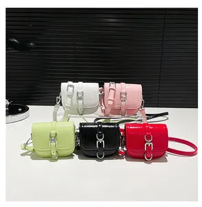 Detailansicht der Mini-Satteltaschen in fünf Farben mit glänzendem Lack-Finish