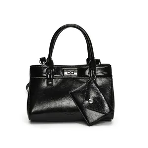 Sac à main carré minimaliste en cuir ciré noir avec poignée supérieure et boucle argentée