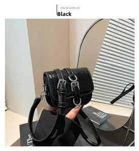 Detailansicht der schwarzen Satteltasche mit Silberschnallen und Glanzeffekt