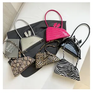 Détail de sacs à main à imprimé animal avec coins en métal et décoration de fermeture