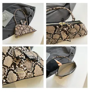Détails du sac à main imprimé serpent avec double fermeture éclair dorée et doublure
