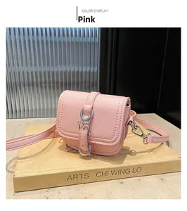 Detailansicht der rosa Satteltasche aus Leder mit silberner Schnalle und Textur