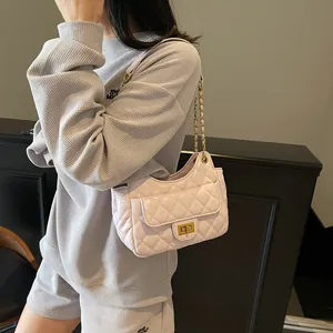 Sac sous le bras matelassé rose clair avec chaîne dorée et fermoir métallique femme