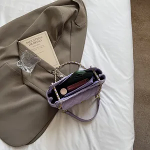 Sac bandoulière matelassé lavande avec bandoulière chaîne et grand espace intérieur