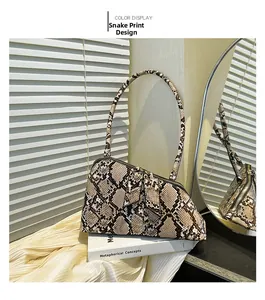 Détail du sac à main à motif serpent avec design asymétrique et fermeture dorée