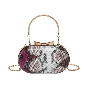 Pochette de soirée ovale motif serpent avec poignée anneau dorée et bandoulière
