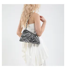 Sac à bandoulière imprimé zèbre sur mannequin avec une finition en simili cuir chic