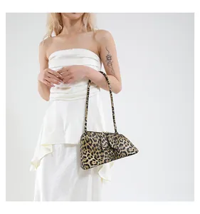Sac à épaule léopard chic avec design asymétrique et détails dorés brillants