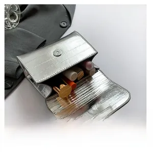 Detail der silbernen Mini-Tasche mit Platz für Lippenstifte und Stern-Metallapplikation