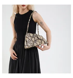 Détails du sac à bandoulière tendance à imprimé serpent avec coupe asymétrique moderne