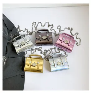 Kollektion metallischer Mini-Umhängetaschen mit Sternschnallen und Kettenriemen in fünf Farben