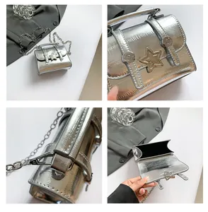 Detailansicht der silbernen Mini-Tasche mit Spiegeleffekt und goldenem Stern-Verschluss