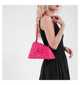 Détail de la texture crocodile rose vif sur un sac à main élégant pour femmes
