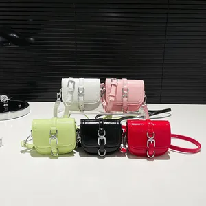 Minimalistische glänzende Satteltaschen in fünf Farben mit stilvollen breiten Riemen