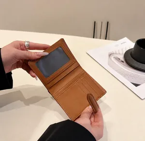 Vista interna del porta carte in pelle marrone con slot per ID e scomparti per carte
