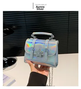 Detailansicht der Aurora Silber Mini-Tasche mit Sternschnalle und Metallkettenriemen