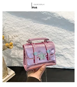 Nahaufnahme der metallisch-rosa Mini-Tasche mit Sternschnalle und silberner Kette