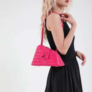 Sac à main triangle magenta avec texture crocodile gaufrée et lettrage doré chic