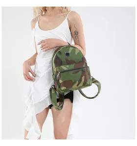 Détail d'un sac à dos camouflage avec bretelles réglables et plusieurs poches